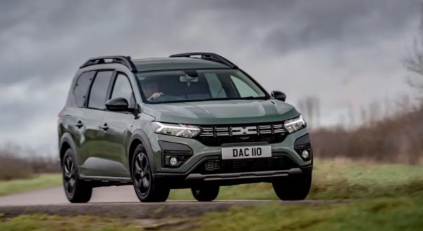 Най-добър за: цена
Плюсове: невероятна стойност, практичността е добра, доста добър двигател
Недостатъци: резултатът от Euro NCAP ще откаже някои

Dacia Jogger е един от най-евтините нови автомобили в продажба, като цената за седемместен хиблид е направо изумителна. Но това се очаква от румънската марка..
Хибридното задвижване на Jogger е малко тромаво и някои семейни купувачи може да бъдат разочаровани от оценката на Euro NCAP (намек: вероятно не трябва), но три реда седалки за възрастни, доста мощен двигател за лека кола и цялото оборудване, от което разумно се нуждаете за такава ниска цена, не може да бъде пренебрегнато.